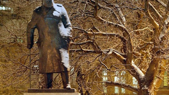 <p>
	Статуята на Чърчил пред британския парламент. Снимка: Ройтерс</p>
