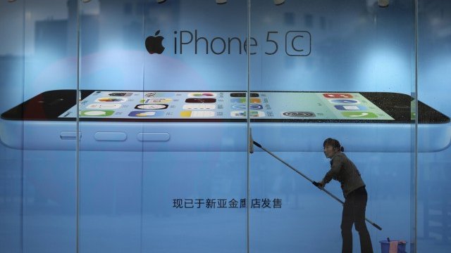 <p>
	Сделката може да донесе на Apple допълнителни продажби на поне 12 млн. Iphone&nbsp; за следващата година. <em>Снимка: Ройтерс</em></p>
