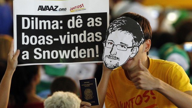 <p>
	Сноудън вече бе поканен от бразилското правителство да остане в страната. <em>Снимка: Ройтерс</em></p>
