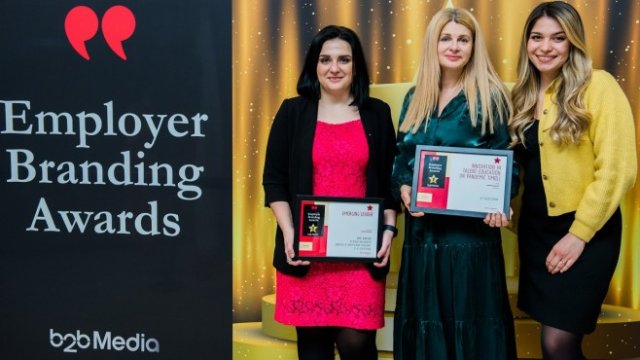 <p>
	<em>На снимката: Яна Янкова, старши мениджър &bdquo;Финтех и дигитални решения&ldquo;, Илияна Захариева, директор &bdquo;Корпоративни комуникации&ldquo;, и Камелия Бесова, мениджър екип &bdquo;Дигитални маркетингови решения&ldquo; в А1 България</em></p>
