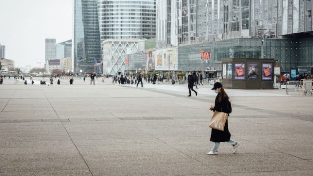 <p>
	Пешеходец с предпазна маска за лице се разхожда в бизнес района на Париж, Франция. Снимка: Cyril Marcilhacy/Bloomberg</p>
