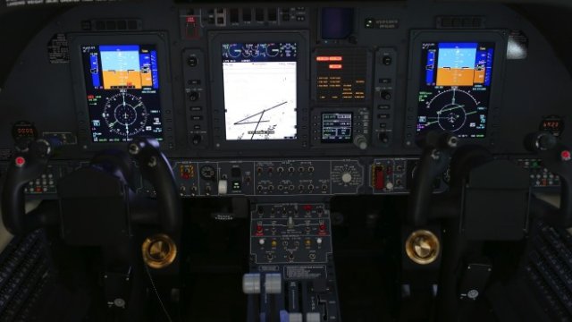 <p>
	Пилотската кабина на самолета&nbsp;Avanti Evo на компанията Piaggio Aero Industries SpA по време на откриването на Международното авиационно шоу в Париж. <em>Снимка: Jasper Juinen/Bloomberg</em></p>
