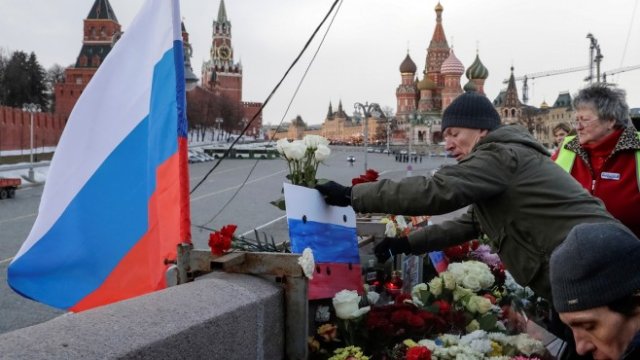 <p>
	Хора поставят цветя на мястото на покушението срещу Борис Немцов. <em>Снимка: Архив Ройтерс</em></p>
