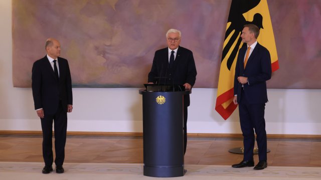 Олаф Шолц (вляво), Франк-Валтер Щайнмайер (център) и Кристиан Линднер (вдясно) през ноември. Снимка: Krisztian Bocsi/Bloomberg