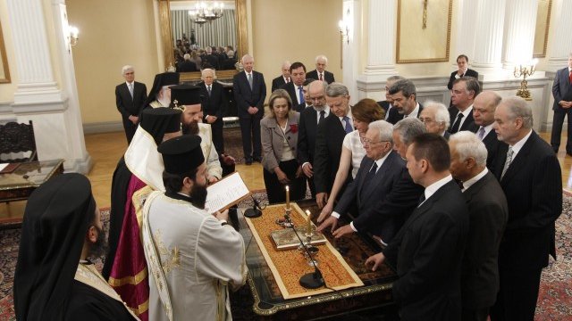 <p>
	Клетвата на преходния гръцки кабинет. <em>Снимка: Ройтерс</em></p>
