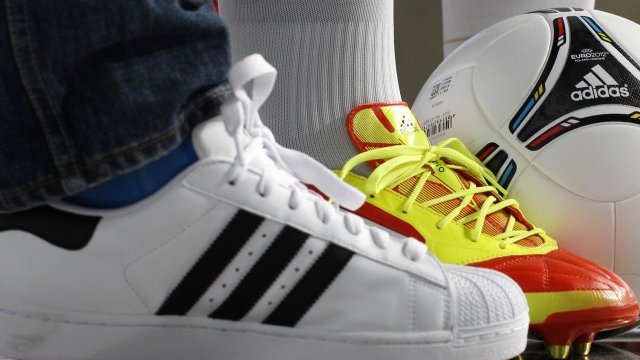 <p>
	Трите ивици са един от разпознаваемите символи на Adidas<em>. Снимка: Ройтерс</em></p>
