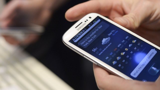 <p>
	Galaxy S е последният и най-добър засега смартфон на корейците. <em>Снимка: Ройтерс</em></p>
