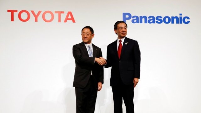 <p>
	Президентът на Toyota Motor Corp Акио Тойода и президентът на Panasonic Казухиро Цуга. <em>Снимка: Ройтерс</em></p>
