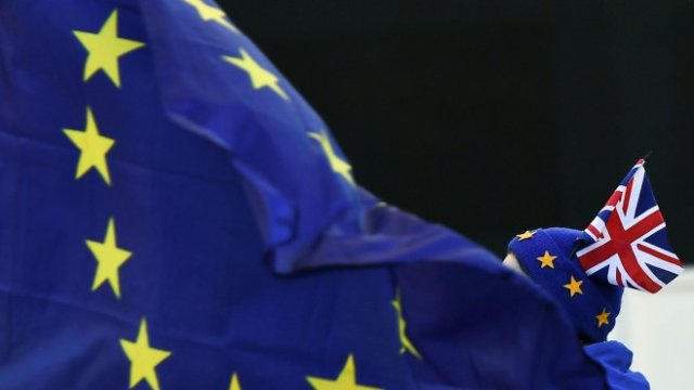 <p>
	Протестиращ срещу Brexit пед сградата на Парламента в Лондон, Великобритания, на 17 януари 2019 г.<em> REUTERS / Clodagh Kilcoyne&nbsp;</em></p>
