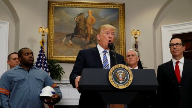 <p>
	Американският президент Доналд Тръмп подписа два указа за налагане на високи мита. <em>Снимка: Ройтерс</em></p>
