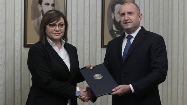 <p>
	Президентът връчи третия проучвателен мандат на лидера на &quot;БСП за България&quot; Корнелия Нинова.&nbsp;<em>Снимка: Димитър Кьосемарлиев, Investor Media Group</em></p>
