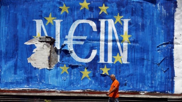 <p>
	Годините на криза направиха гърците по-големи евроскептици. Снимка: <em>Архив Ройтерс</em></p>
