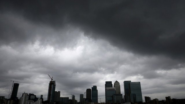 <p>
	Облаци надвисват над&nbsp;Canary Wharf - втория най-голям финансов и бизнес район в Лондон.<em> Снимка: Архив, Ройтерс</em></p>
