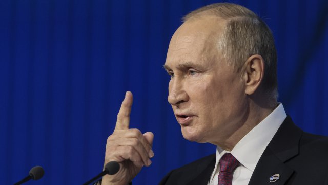 Путин по време на участие в дискусионен форум. Снимка:  EPA/MEKHAIL METZEL
