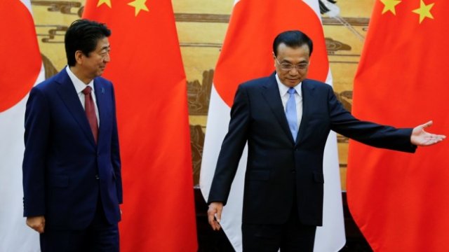 <p>
	Японският премиер Шиндзо Абе (вляво) и китайският му колега Ли Къцян. <em>Снимка: Ройтерс</em></p>
