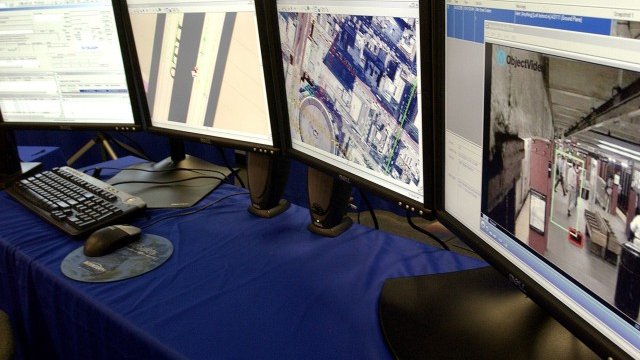 <p>
	Какво знаят властите за личната комуникация на американците - очевидно повече, отколкото се предполагаше досега. <em>Снимка: Ройтерс</em></p>
