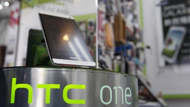 <p style="text-align: justify;">
	Моделът HTC One, който се очакваше да обърне негативната тенденцията при приходите, засега не успява да се справи с тази задача. <em>Снимка: Ройтерс</em></p>
