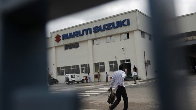 <p>
	Най-големият местен автомобилен производител Maruti Suzuki India също страда от слабата рупия. <em>Снимка: Ройтерс</em></p>
