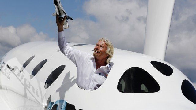 <p>
	Самият Ричард Брансън също ще е в първия полет до Луната. <em>Снимка: Ройтерс</em></p>
