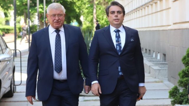 <p>
	<em>Кирил Ананиев (вляво) и&nbsp;Асен Василев. Снимка: БГНЕС</em></p>
