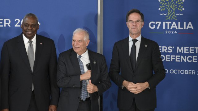 Министърът на отбраната на САЩ Лойд Остин (вляво), върховният представител на ЕС по външната политика и сигурността Жозеп Борел (в средата) и генералният секретар на НАТО Марк Рюте (вдясно) позират за снимка на срещата на Г-7 в Неапол. Снимка: EPA/БГНЕС
