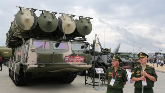 <p>
	Руската ракетна система земя-въздух с далечен обсег С-300. <em>Снимка: Bloomberg</em></p>
