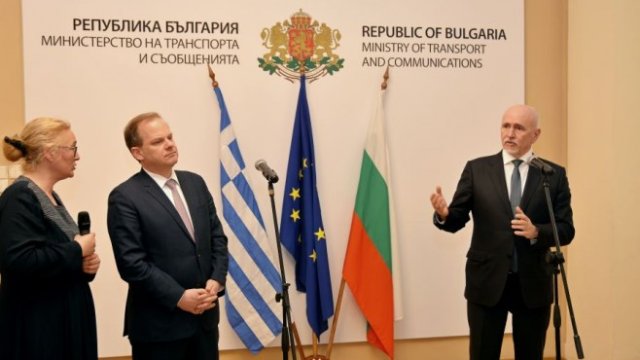 <p>
	Гръцкият транспортен министър Константинос Караманлис (вляво) и българският Николай Събев (вдясно) по време на брифинга след срещата им днес. <em>Снимка: Министерство на транспорта и съобщенията</em></p>
