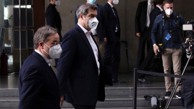 <p>
	<em>Армин Лашет (на преден план) и Маркус Зьодер. Снимка:&nbsp;&nbsp;Liesa Johannssen-Koppitz, Bloomberg</em></p>
