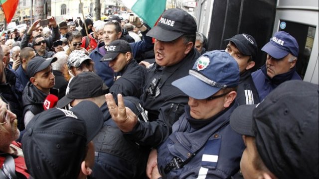 <p>
	Заседанието на енергийния регулатор протече на фона на протести пред сградата на КЕВР. <em>Снимка: Олег Попов, Investor Media Group</em></p>
