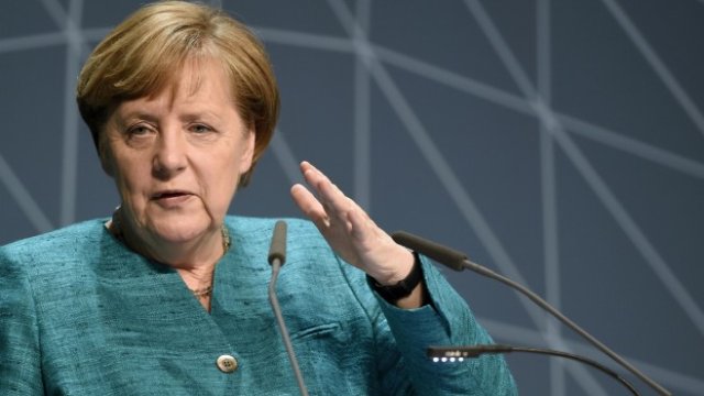<p>
	Германският канцлер Ангела Меркел изнася реч по време на 10-ата Национална морска конференция в Хамбург, Германия, на 4 април, 2017 г. &nbsp;<em>Снимка: Ройтерс</em></p>

