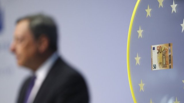 <p>
	Драги при представянето на новата банкнота. <em>Снимка: Ройтерс</em></p>
