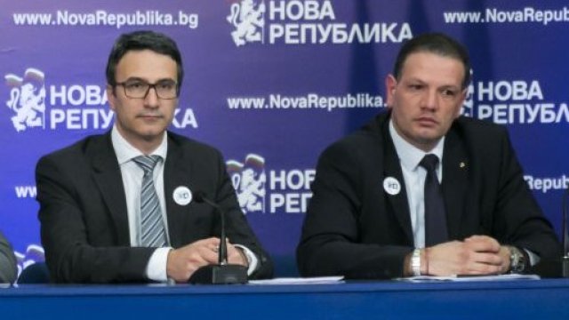 <p>
	Трайчо Трайков (вляво) и Петър Славов (вдясно). <em>Снимка: &quot;Нова република&quot;</em></p>
