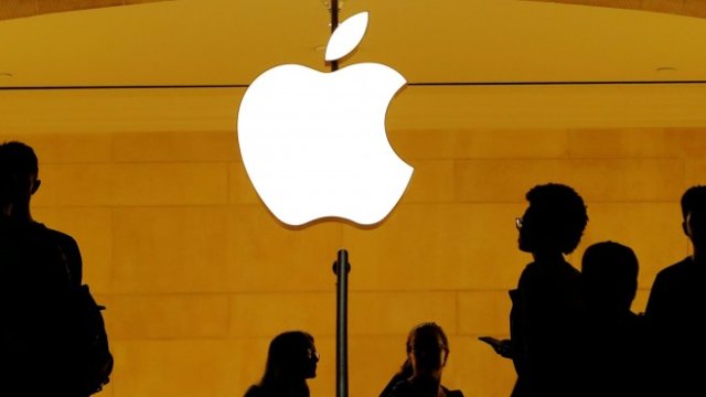 <p>
	Логото на Apple на магазин в Ню Йорк. Снимка: Ройтерс</p>
