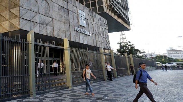<p>
	Централата на Petroleo Brasileiro S.A. в Рио де Жанейро. <em>Снимка: Ройтерс</em></p>
