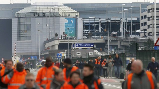 <p>
	Летище &quot;Завентем&quot; беше евакуирано след взривовете. <em>Снимка: Ройтерс</em></p>
