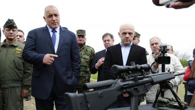 <p>
	Премиерът Борисов (вторият отляво) и вицепремиерът Томислав Дончев. <em>Снимка: MС</em></p>
