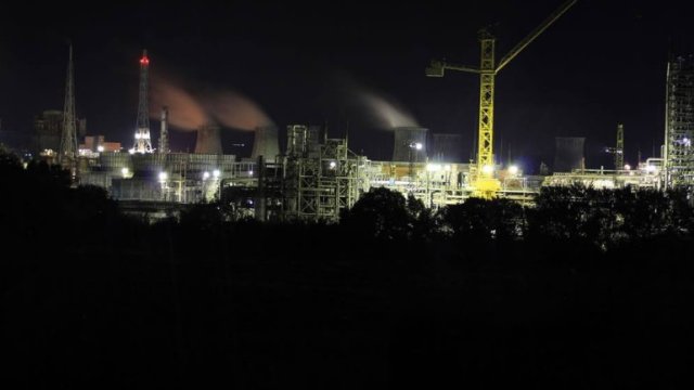 Заводът през нощта. Снимка: neochim.bg