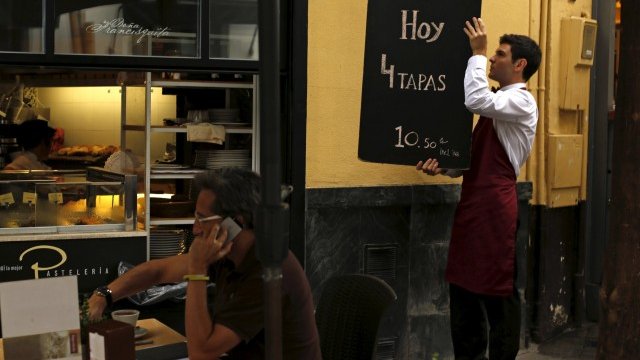 <p>
	Сервитьор в кафене в испанския град Севиля. <em>Снимка: Ройтерс</em></p>
