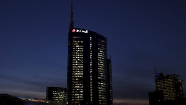 <p style="text-align: justify;">
	Централата на UniCredit в Милано. <em>Снимка: архив, Ройтерс</em></p>
