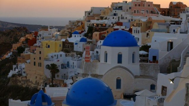 <p>
	Изглед към о. Санторини.<em> Снимка: архив, Ройтерс</em></p>
