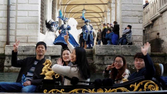 <p>
	Карнавалът във Венеция. <em>Снимка: Ройтерс</em></p>
