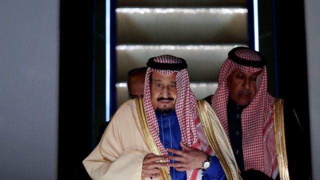 <p>
	Саудитският крал Салман ал Сауд (на преден план) на посещение в Токио. <em>Снимка: Ройтерс</em></p>
