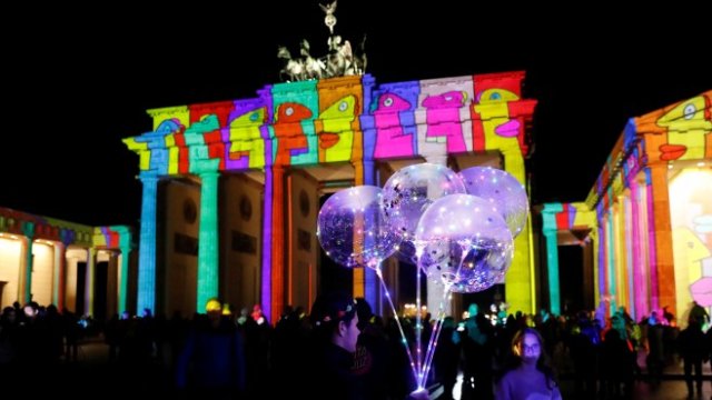 <p>
	Бранденбургската врата в Берлин по време на светлинно шоу. <em>Снимка: Ройтерс</em></p>
