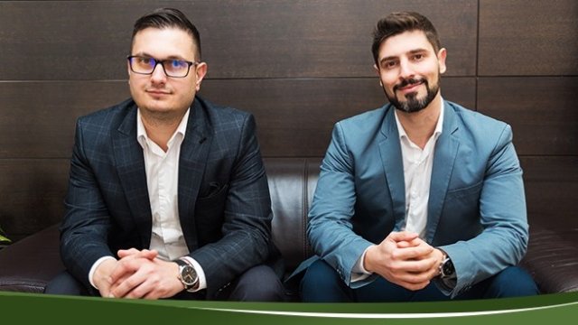 <p>
	<em>Любомир Атанасов (вляво) и Петър Дяксов (вдясно).</em></p>
