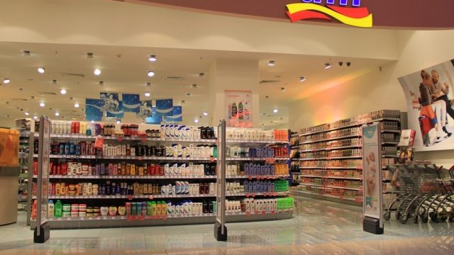 <p>
	<span style="font-size: 11.8181819915771px;">За изминалата финансова година общо 235 магазина в dm групата (почти всеки шести магазин) са преместени или обновени.&nbsp;</span><em><span style="font-size: 12px;">Снимка:&nbsp;</span><span style="font-size: 11.8181819915771px;">dm&nbsp;</span></em></p>
