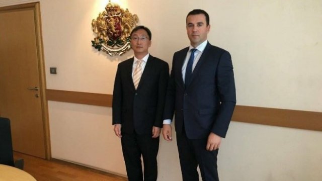 <p>
	Главният секретар на Министерството на икономиката Владимир Туджаров (вдясно) и изпълнителният вицепрезидент на CIC Лиу Дзун.<em> Снимка: Министерство на икономиката</em></p>
