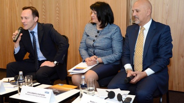 <p style="text-align: justify;">
	Никола Хус, Красимира Райчева и Марк Антипоф. <em>Снимка: Visa Europe</em></p>
