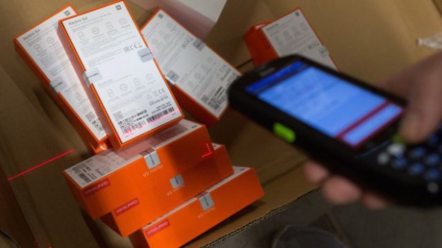 <p>
	Работник сканира баркодовете на смартфони 6A на Xiaomi Corp. в център за дистрибуция, управляван от Alibaba Group Holding Ltd., в Домодедово, Русия. <em>Снимка:&nbsp;Andrey Rudakov/Bloomberg</em></p>
