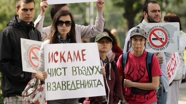 <p>
	<em>В градинката зад парламента гражданската инициатива &quot;България без дим&quot; проведе протест срещу намерението за промяна в закона за тютюнопушенето.</em> Снимка: БТА</p>
