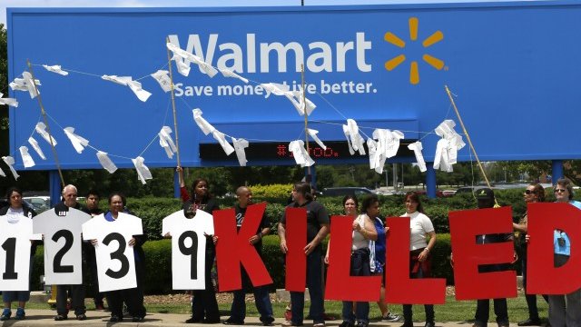 <p>
	Почитане на жертвите, загинали в последно време във фабриките на Walmart, пред централата на компанията в Бентънвил, Арканзас. <em>Снимка: Ройтерс</em></p>
